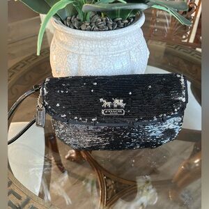 🖤🖤COACH BLACK & SIVER SEQUIN CLUTCH/WRISTLET EVENING BAG!🖤🖤